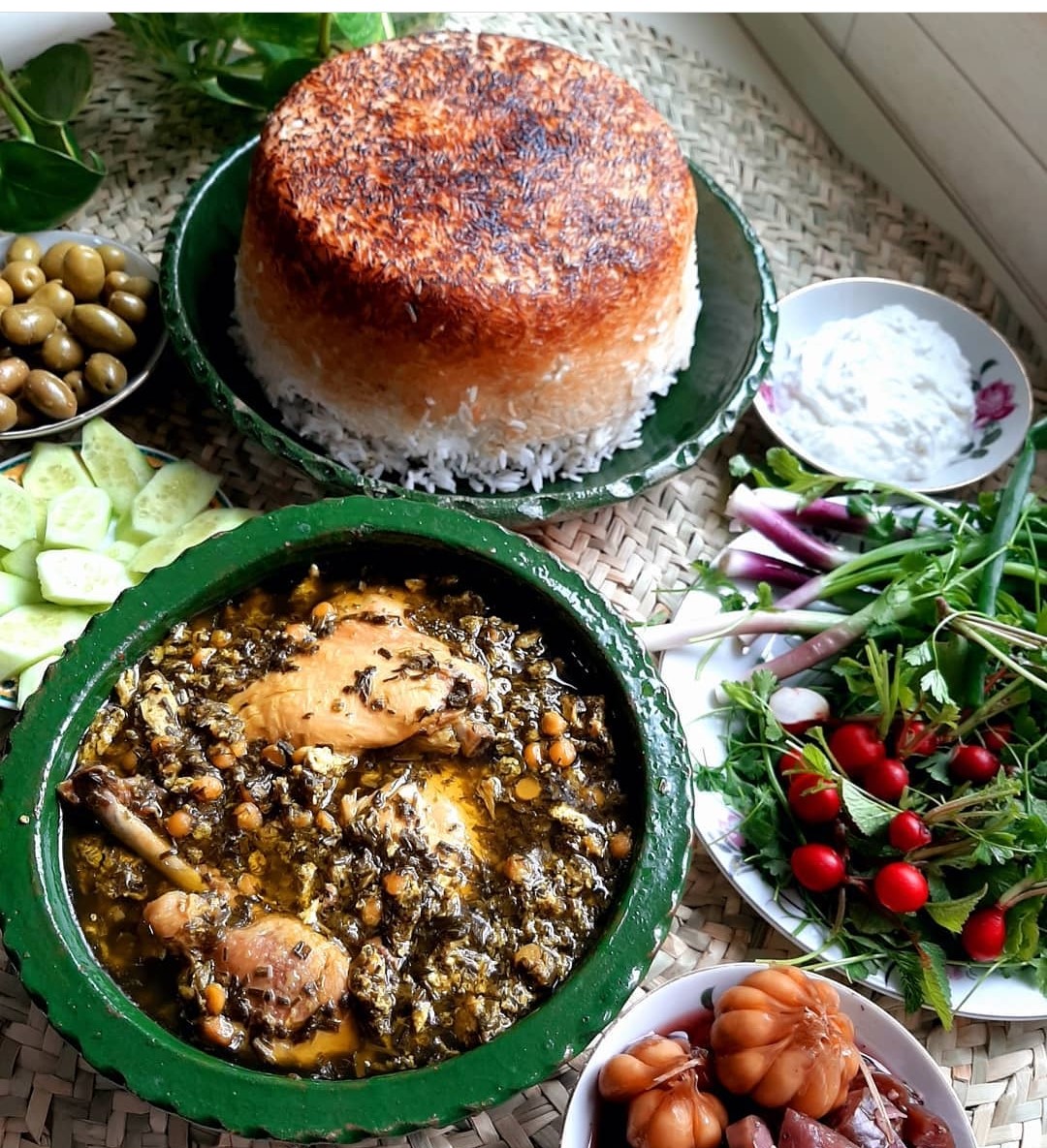 خورشت سیر - غذای رشتی - غذا ترش - خورشت محلی - مامان پز
